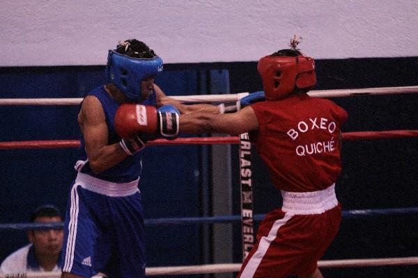 Eddie Valenzuela —azul— avanzó a la final de la categoría de 52 kilos. (Foto Prensa Libre: Norvin Mendoza)