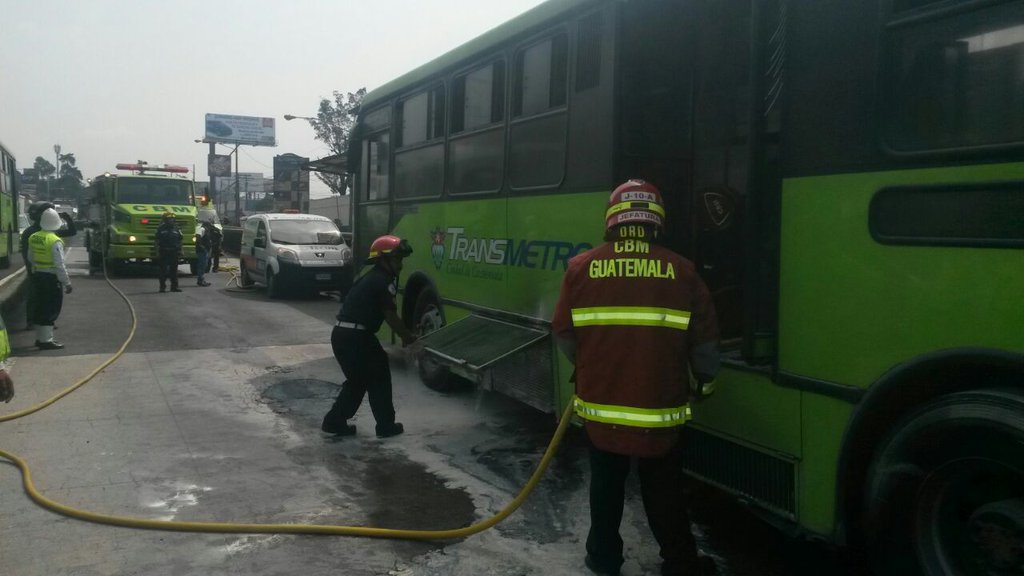 Bomberos Municipales sofocan las llamas del vehículo de transporte público municipal. (Foto Prensa Libre: PMT de Villa Nueva)