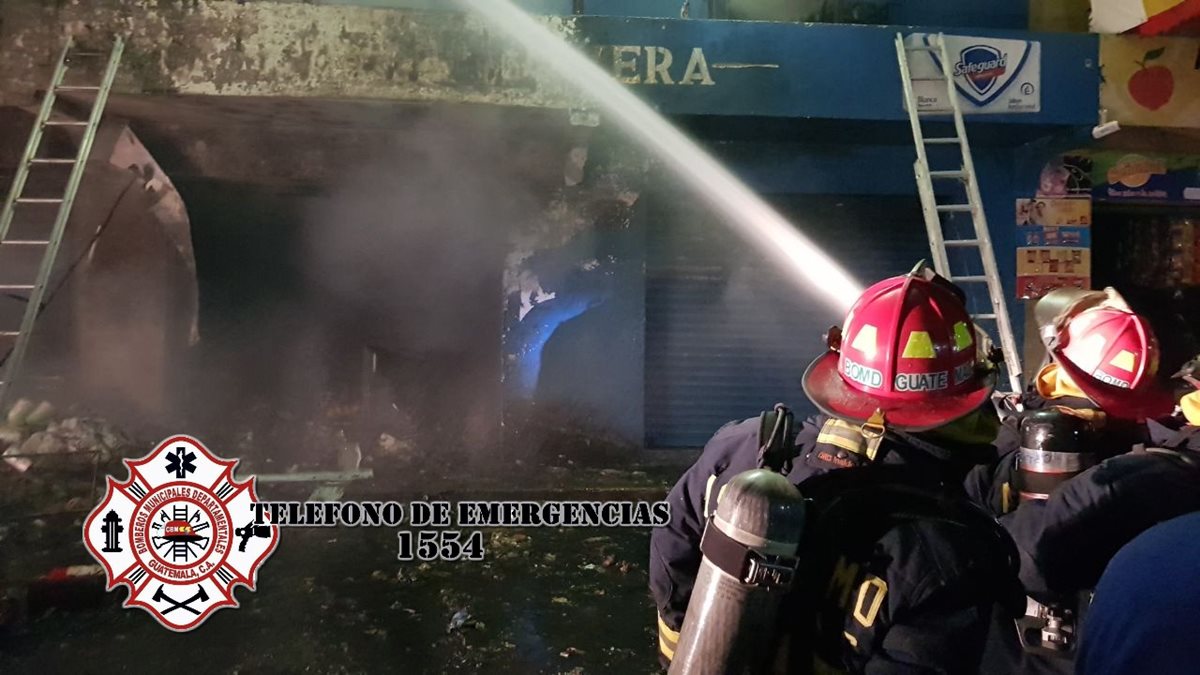 Tres ventas fueron alcanzadas por las llamas que iniciaron en una bodega. (Foto Prensa Libre: CBMD)
