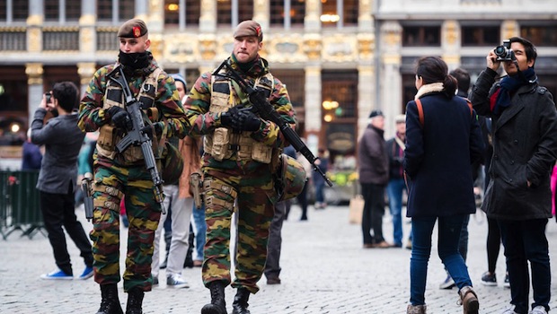 Agentes de policía belgas patrullan las calles de Bruselas, en Bélgica. (Foto Prensa Libre:AFP).