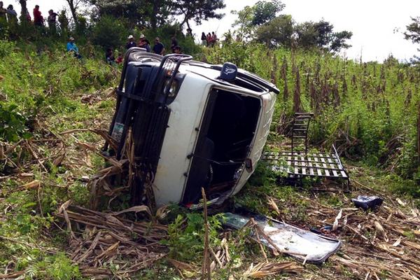 El microbús que conducía Jorge Hipólito Ruiz, quien murió baleado, quedó destruido en un barranco de la ruta entre Rabinal y Cubulco. (Foto Prensa Libre: Carlos Grave)