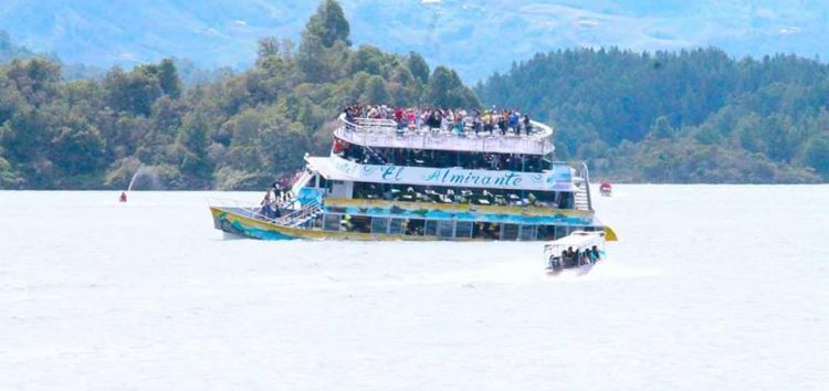 Una embarcación con unas 150 personas naufragó en la represa El Peñol de Guatapé, un sitio turístico del noroeste de Colombia. (Foto Prensa Libre: captura de Youtube)