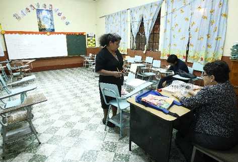 Debido a que  no tiene control del personal, el Mineduc asigna docentes a establecimientos educativos que no los necesitan, lo cual causa que los maestros estén subutilizados y recarga el trabajo en otras escuelas.