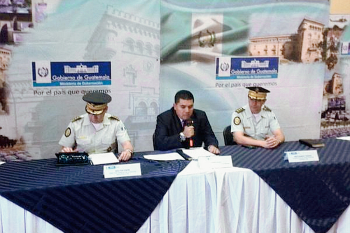 El anuncio de la destitución de Tubac Pérez fue revelado por el viceministro en una conferencia de prensa. (Foto Prensa Libre: Henry Pocasangre)
