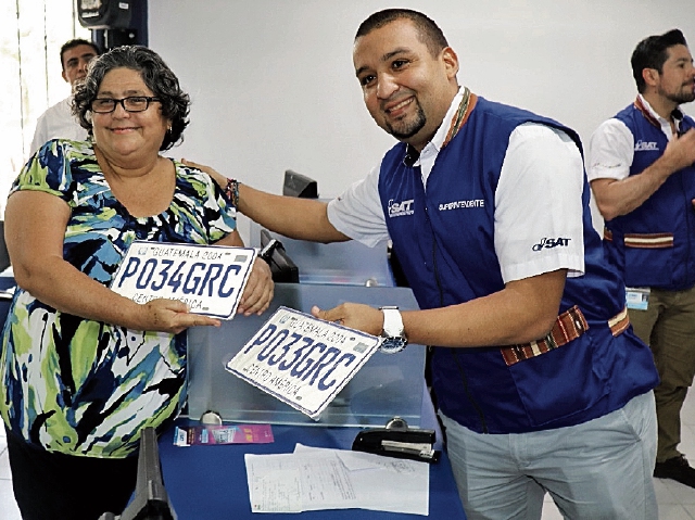 Francisco Solórzano Foppa participó ayer en la entrega de placas a importadores en la aduana Puerto Barrios. (Foto Prensa Libre: Dony Stewart)
