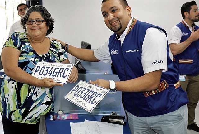 Francisco Solórzano Foppa participó ayer en la entrega de placas a importadores en la aduana Puerto Barrios.