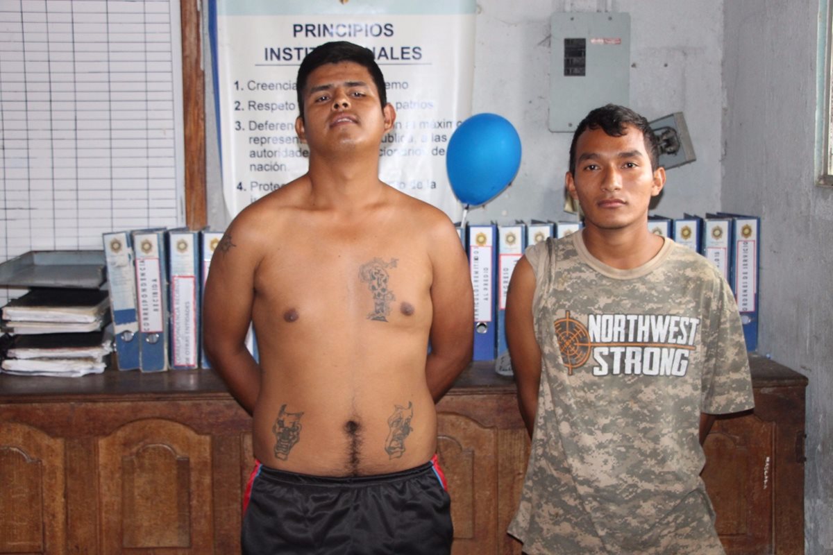 lber Iván Méndez Mejía, de 24 años, y Ludvin Adílzar Pérez García, 24, son señalados de robo de motocicletas. (Foto Prensa Libre: Rigoberto Escobar).