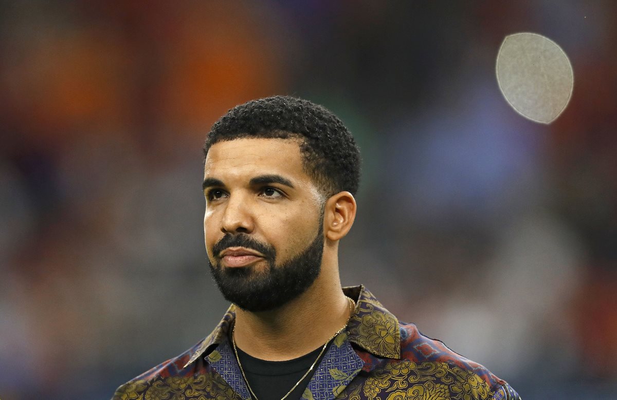 El rapero canadiense Drake lanzó recientemente su álbum Scorpion, y se convirtió un éxito en la música en línea. (Foto Prensa Libre: AFP).