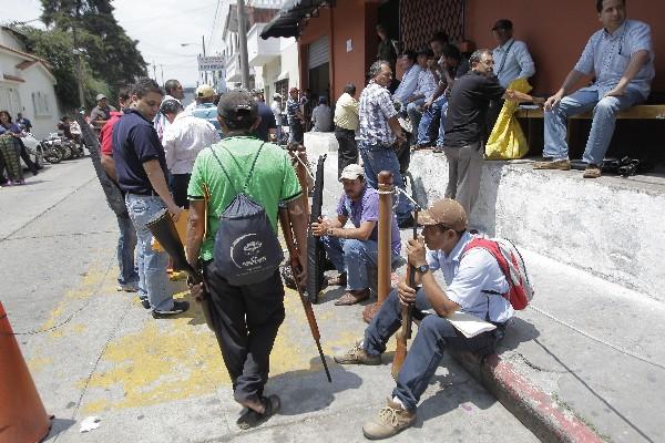 Decenas de personas esperan en la Digecam, para  registrar la tenencia y portación de armas de fuego.
