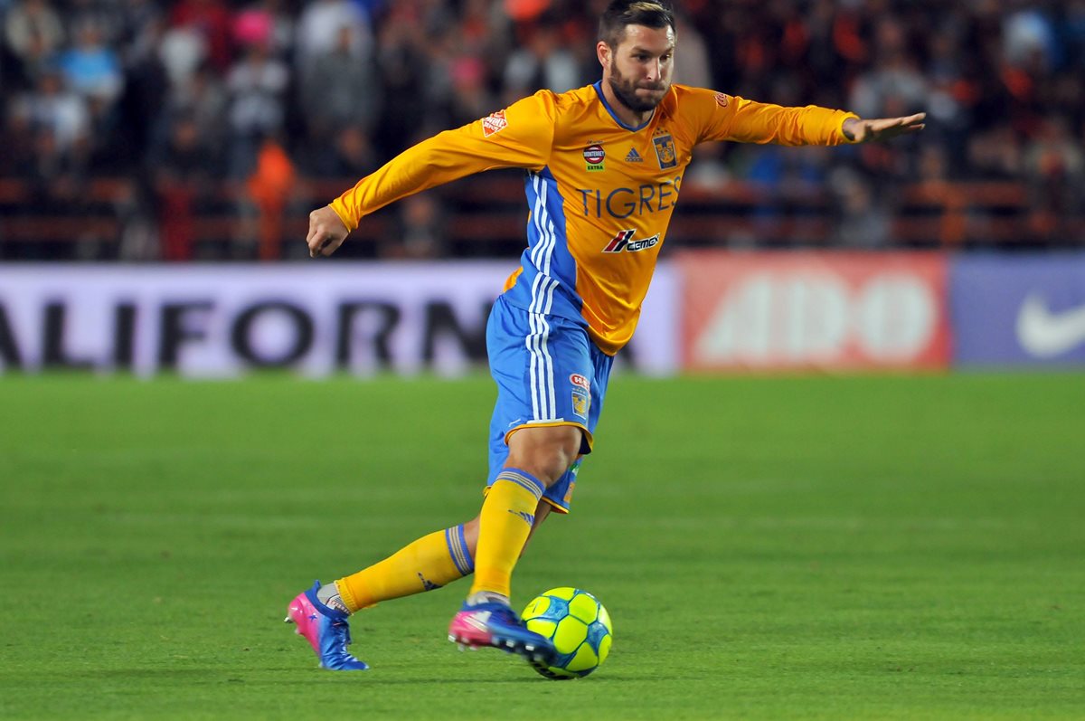 Un periodista chileno denunció que el delantero francés del Tigres, André-Pierre Gignac, interrumpió con un empujón una entrevista con el goleador de la Roja, Eduardo Vargas. (Prensa Libre: AFP)