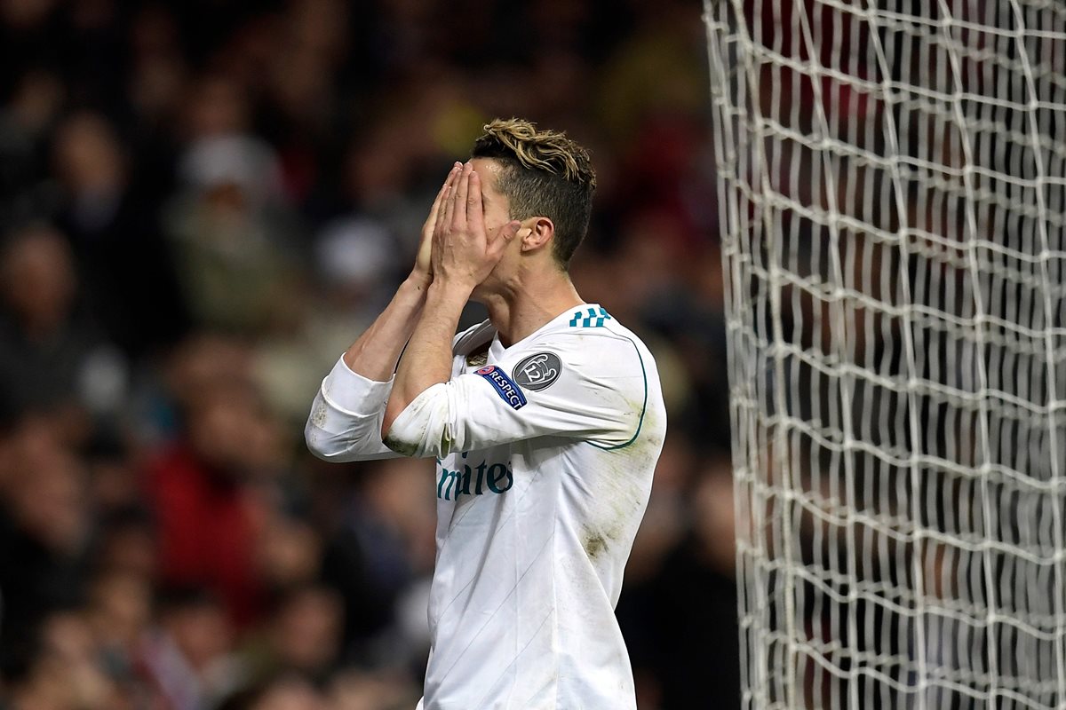Cristiano se lamenta después de una llegada del Madrid.