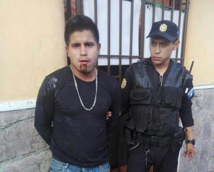 Uno de los detenidos como sospechoso del ataque armado identificado como Fernando Guillermo Peraza Santa Cruz. (Foto Prensa Libre: PNC)