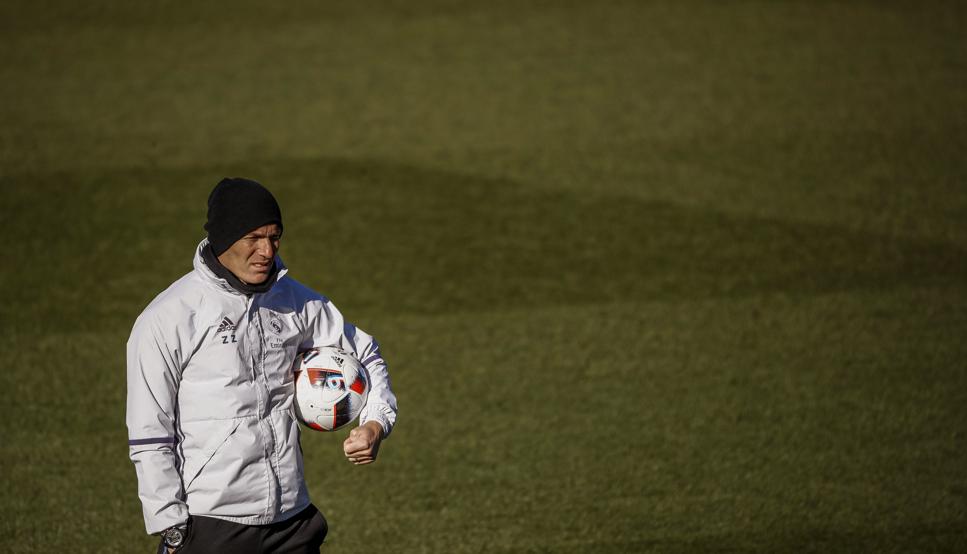 El técnico del Real Madrid, Zinedine Zidane, durante el entrenamiento de este martes previo al juego contra el Celta. (Foto Prensa Libre: EFE)