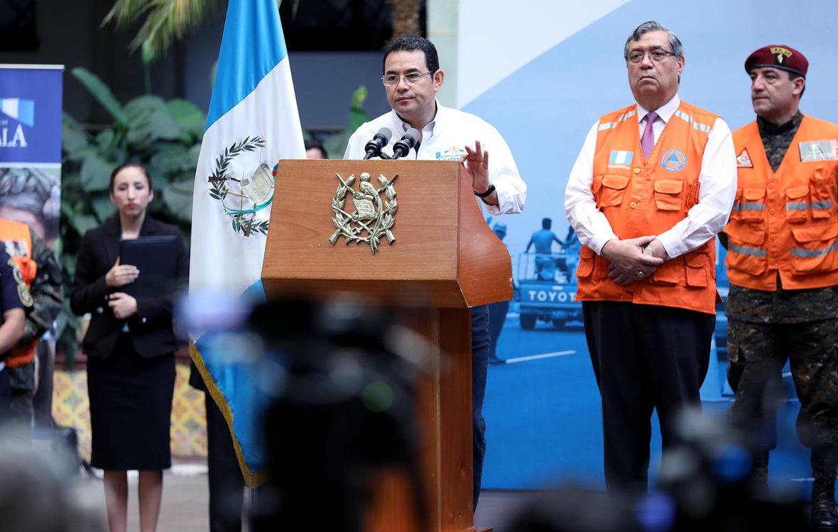 El presidente Jimmy Morales, sigue sin responder a los cuestionamientos que le hace la prensa. (Foto Prensa Libre)
