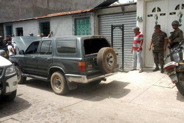 Vehículo donde se conducían los capturados permanece frente a la subestación policial de San Luis Jilotepeque. (Foto Prensa Libre: Hugo Oliva). <br _mce_bogus="1"/>