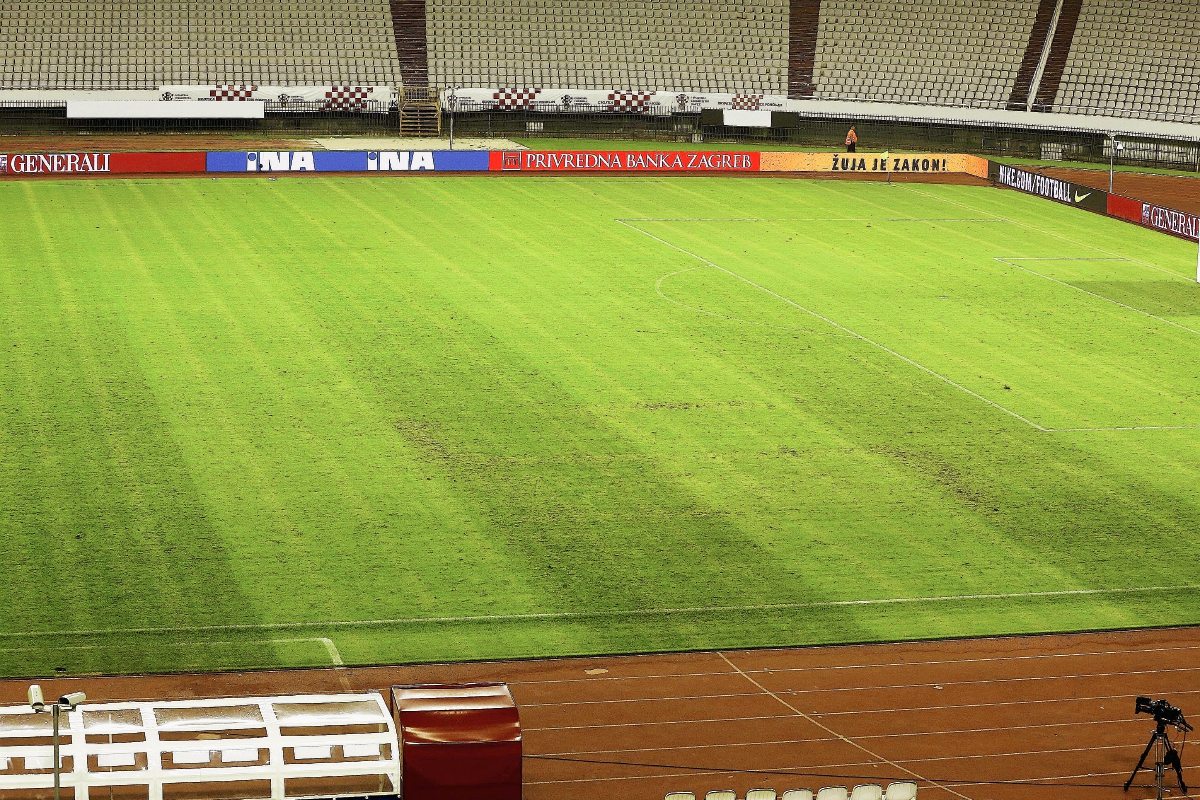 En está imagen se puede observar la esvástica en la cancha del estadio Poljud. (Foto Prensa Libre: EFE)