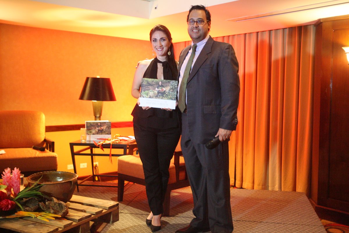 La chef Mirciny Moliviatis recibe su primer libro Viviendo la receta Guatemala, de manos de su editor, José Luis Samayoa, de D'Buk. (Foto Prensa Libre, Brenda Martínez)