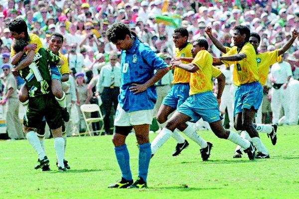 El delantero italiano, Roberto Baggio sufrió en la final del Mundial de Estados Unidos 1994, tras fallar el penalti decisivo. (Foto Prensa Libre: AS Color)<br _mce_bogus="1"/>