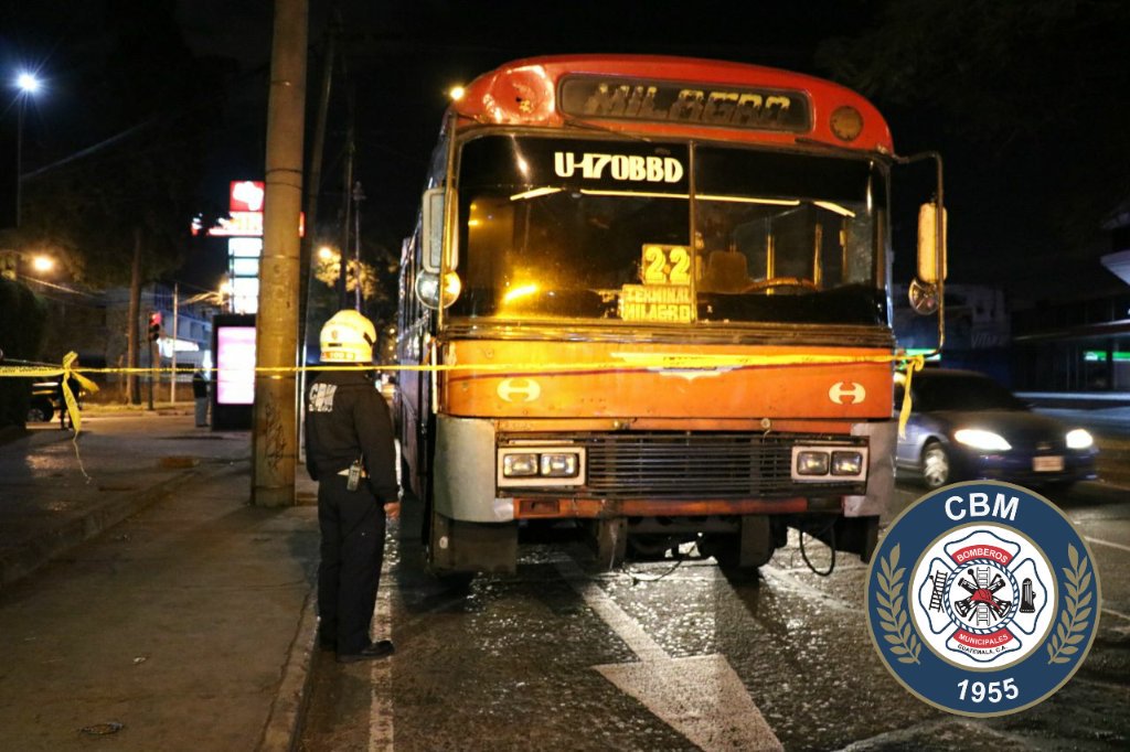 Bus urbano en el que ocurrió un ataque armado en la zona 9. (Foto Prensa Libre: Bomberos Municipales).