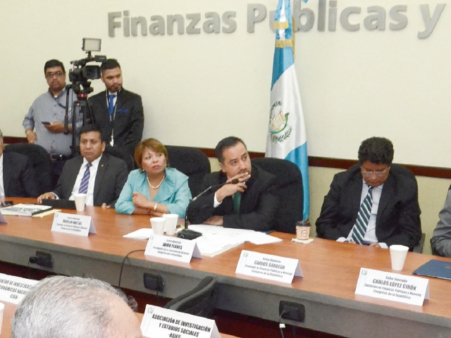 La comisión de Finanzas, que actualmente preside el diputado de la UNE Jairo Flores, es de las más codiciadas. (Foto Prensa Libre: HemerotecaPL)