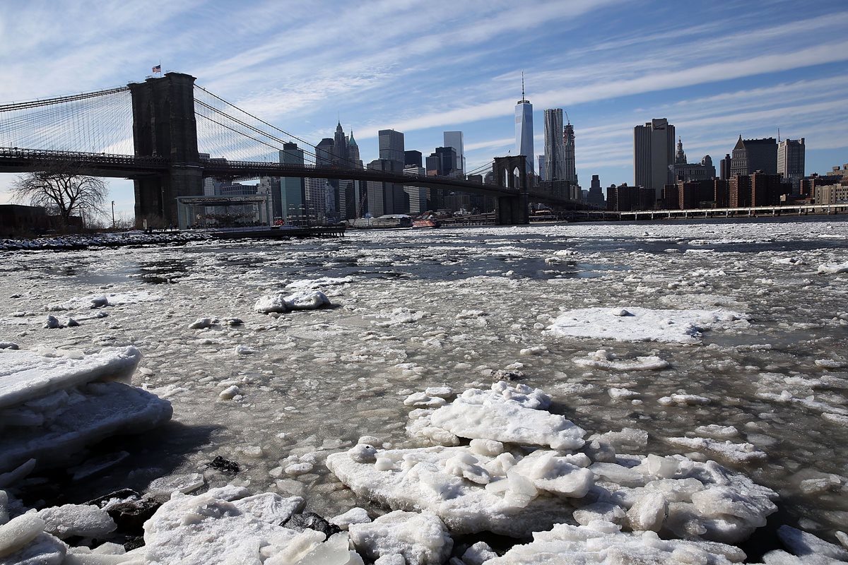 Una acumulación de hielo se ve cerca del puente de Brooklyn en la ciudad de Nueva York.(Foto Prensa Libre:AFP).