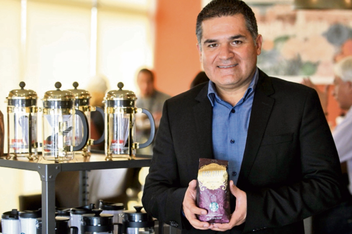 David Batres, gerente regional de la marca, presentó ayer Starbucks Guatemala Antigua. (Foto Prensa Libre: Esbin García)