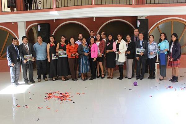 Directores reciben reconocimiento en El Tejar, Chimaltenango. (Foto Prensa Libre: José Rosales).