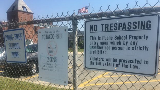 Después de los asesinatos, padres de familia demandaron que se instalen detectores de metales en las secundarias para evitar que los menores no carguen machetes y pistolas en sus mochilas.(BBC Mundo).