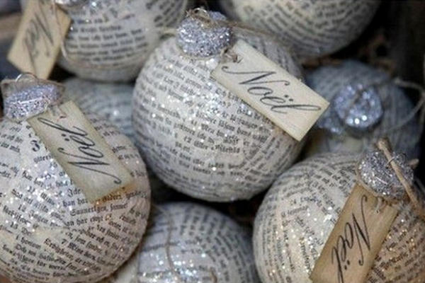 Esferas de Navidad hechas con papel periódico. (Foto Prensa Libre: Archivo)