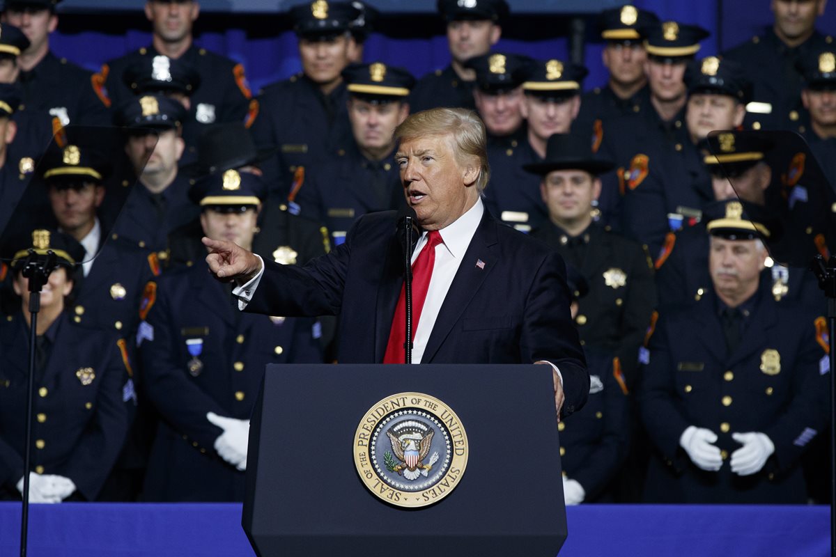 El mandatario estadounidense Donald Trump asegura que eliminará a la pandilla MS-13 de ese país. (Foto Prensa Libre: AFP)