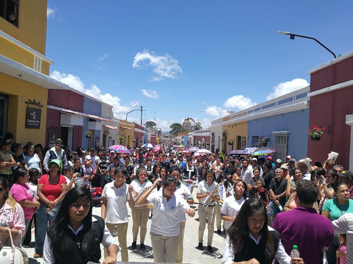 Pobladores de Mixco se reúnen para participar en los actos de inauguración de la calle peatonal. (Foto Prensa Libre: Oscar García).
