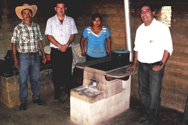 Impulsores del proyecto y una vecina permanecen junto a una de las estufas ahorradoras entregadas en San Agustín Acasaguastlán. (Foto Prensa Libre: Héctor Contreras)