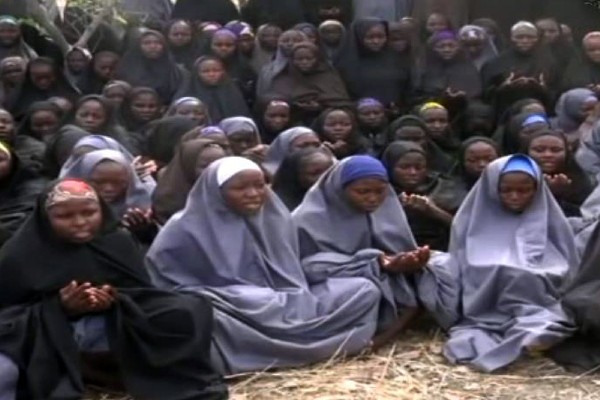 Foto de archivo muestra las niñas que paraticipan en la oración en Nigeria.(AFP).