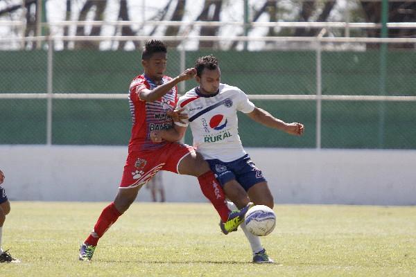 Ábner Trigueros  pelea la pelota con el universitario Jaime Vides. (Foto Prensa Libre: Jesús Cuque)