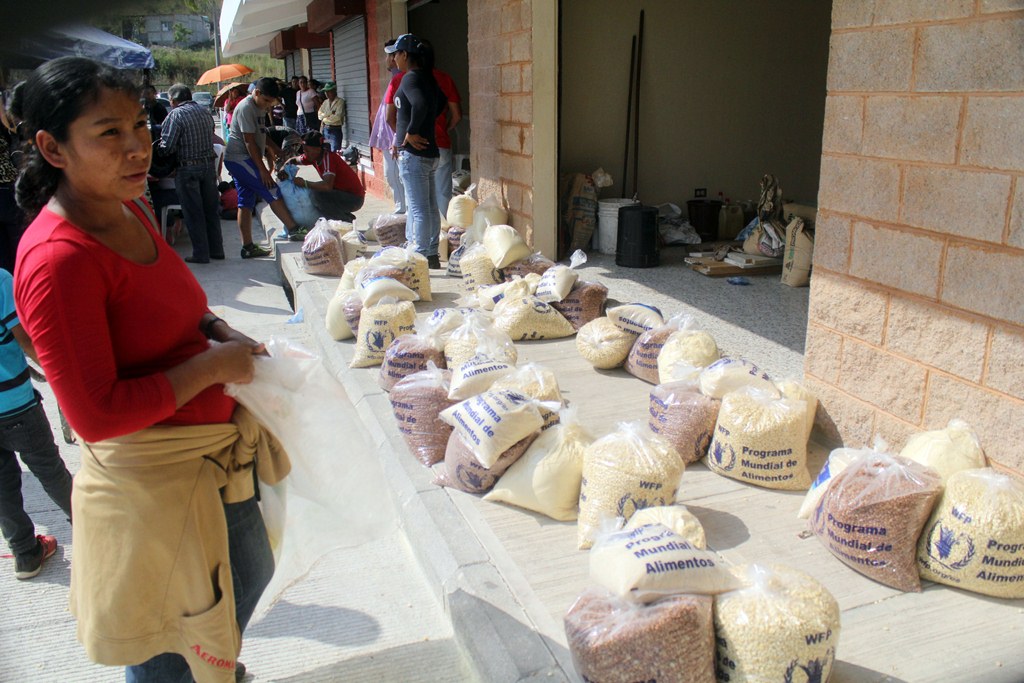 Vecinos de San Rafael, Sanarate, El Progreso, reciben víveres por parte del Programa Mundial de Alimentos. (Foto Prensa Libre: Hugo Oliva).
