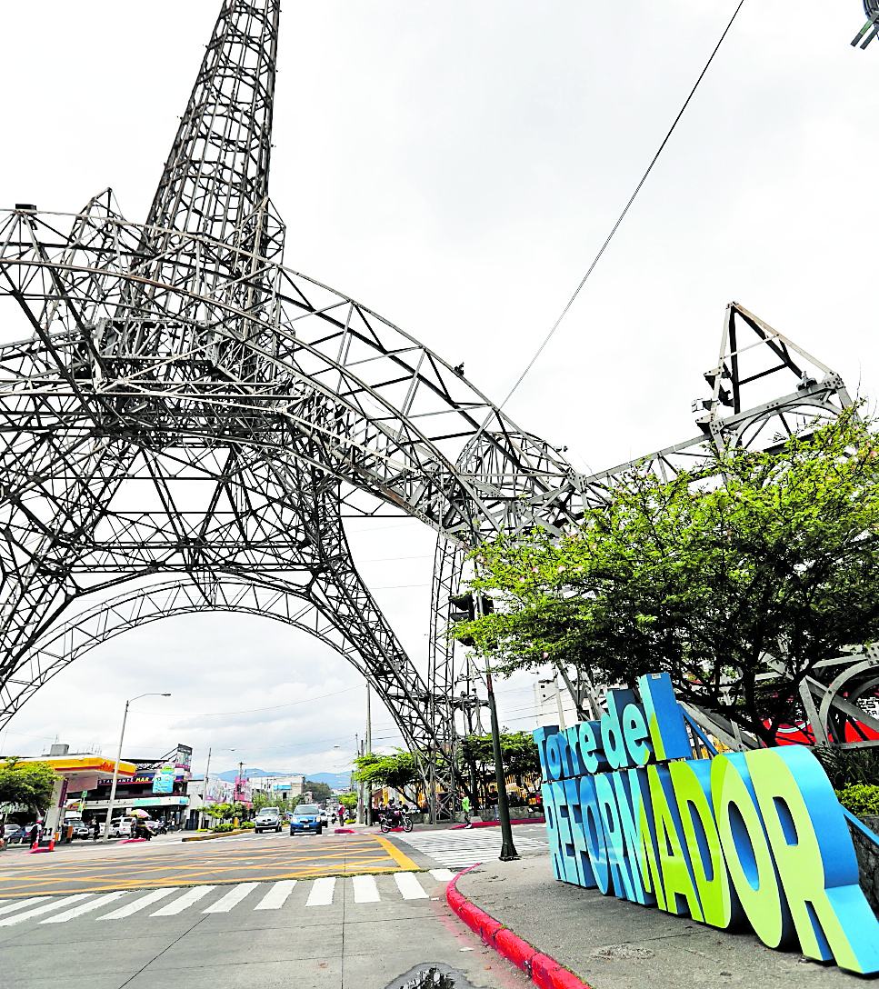 La Municipalidad de Guatemala ha puesto varios rótulos gigantes en colonias y monumentos de la ciudad. (Foto Prensa Libre: Oscar Rivas)