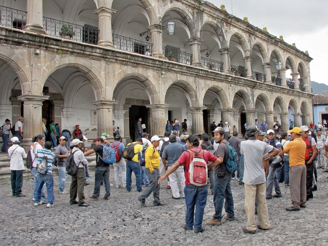Trabajadores de la Municipalidad de Antigua Guatemala se manifestaron frente a la comuna, el pasado 15 de agosto, para exigir un aumento salarial de cinco por ciento.(Foto Prensa Libre: Hemeroteca PL)