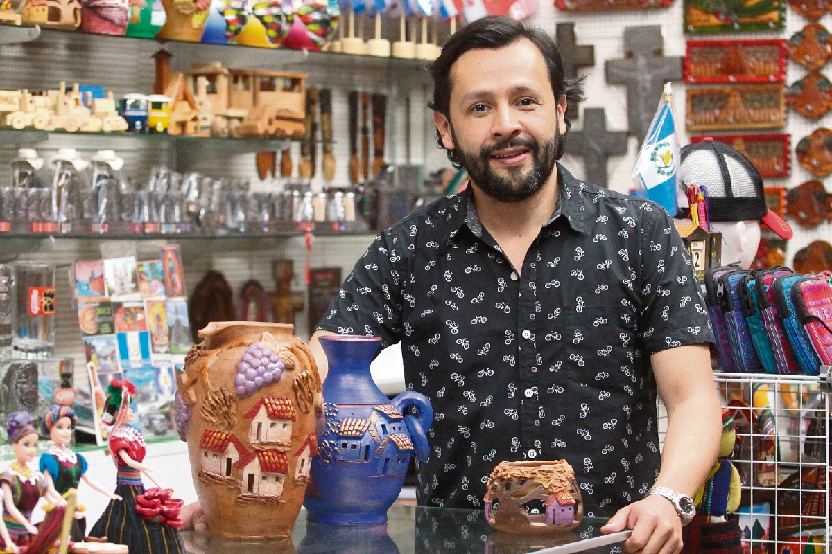 La tienda se especializa en la venta de joyería y las últimas tendencias de artesanías guatemaltecas. (Foto Prensa Libre: Álvaro Interiano)