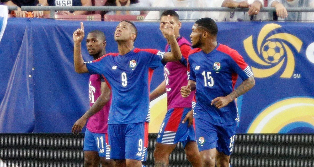Gabriel Torres señala al cielo y festeja junto a sus compañeros el 2-1 de Panamá. (Foto Prensa Libre: AFP)