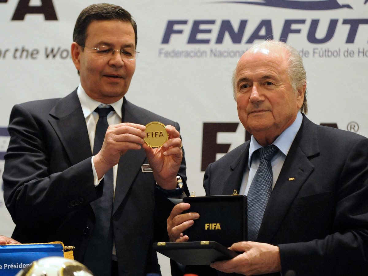 El expresidente hondureño Rafael Callejas durante un acto junto al suizo Joseph Blatter. (Foto Prensa Libre: EFE)