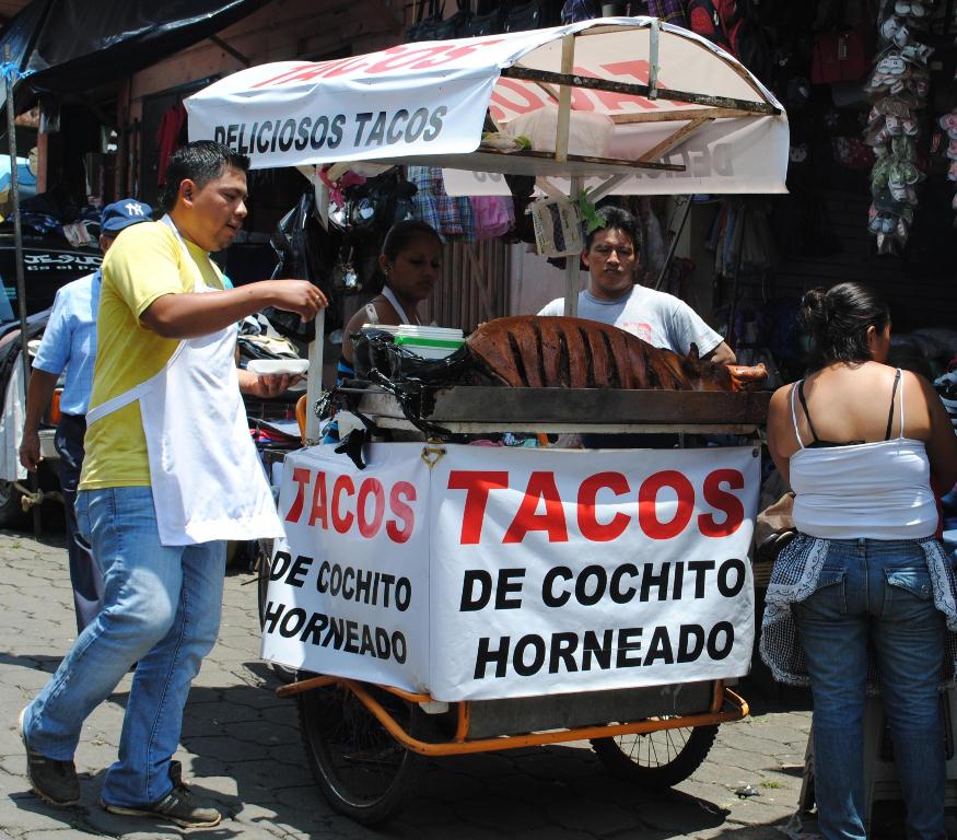 Por las principales calles de Coatepeque, Quetzaltenango, es común ver ventas de tacos de cerdo. (Foto Prensa Libre: Édgar Girón)