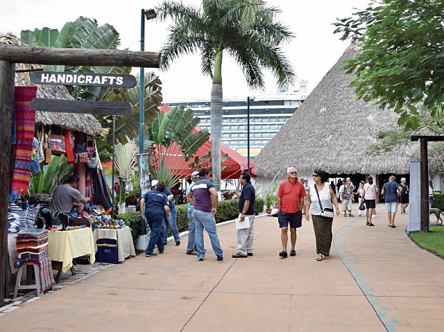 Cruceristas recorren tiendas en Puerto Quetzal, Escuintla. (Foto Prensa Libre: Enrique Paredes)