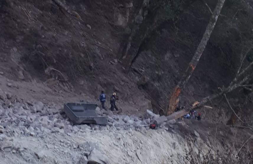 El picop cayó en un barranco de 900 metros, donde murieron tres personas. (Foto Prensa Libre: Whitmer Barrera)