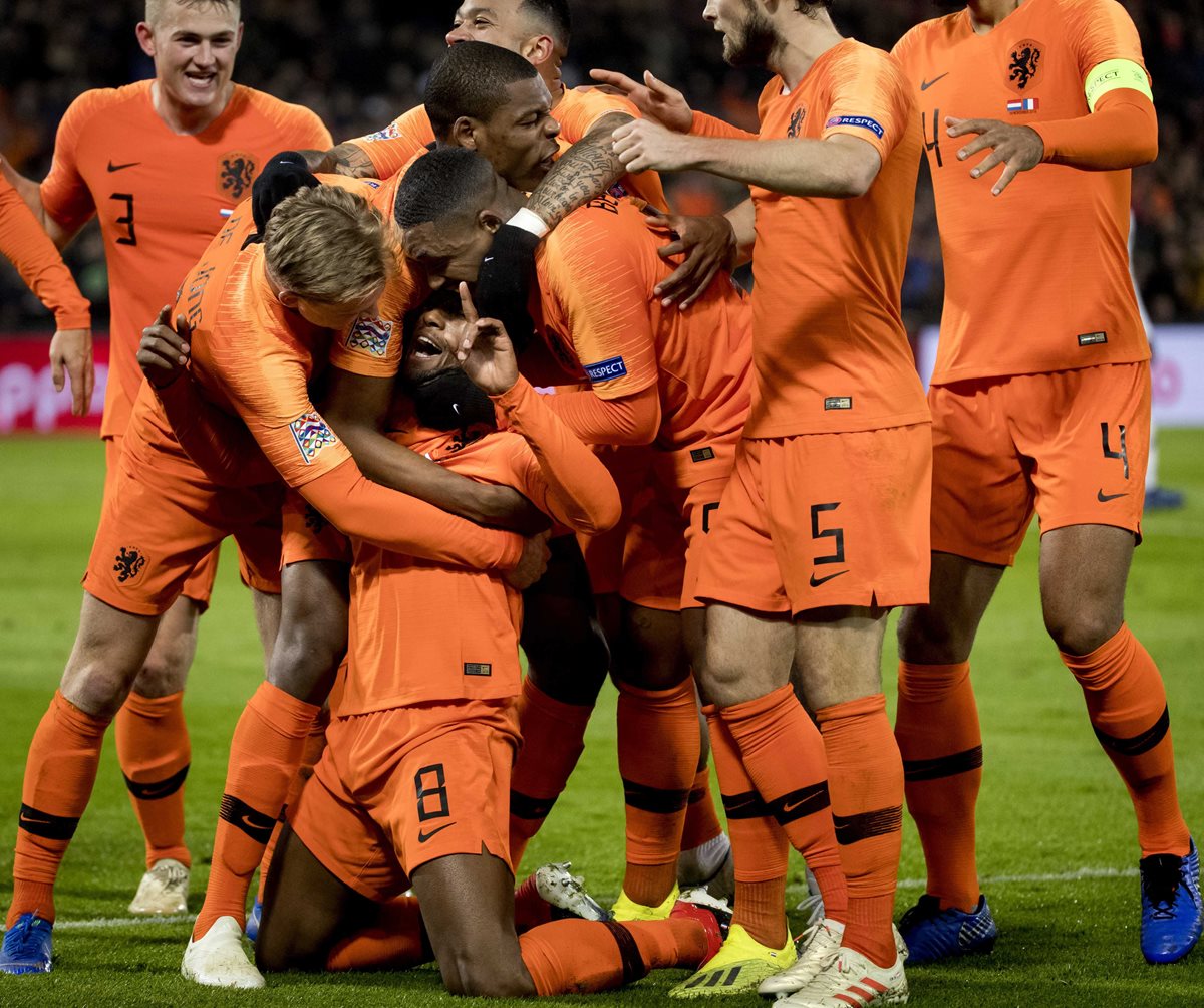 Los jugadores de Holanda tuvieron una jornada de festejos. (Foto Prensa Libre: EFE)