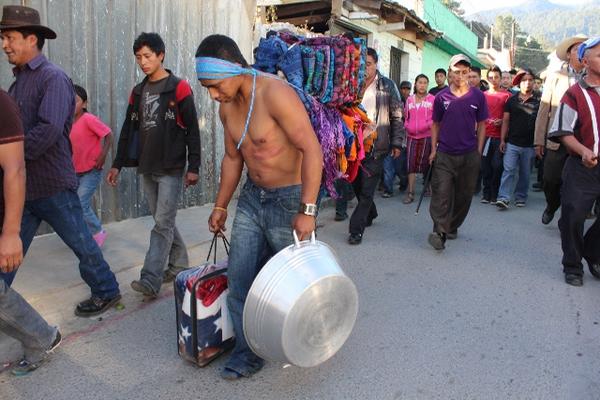Un supuesto ladron fue sometido a un castigo Maya, obligado a cargar con los artículos que habría robado.