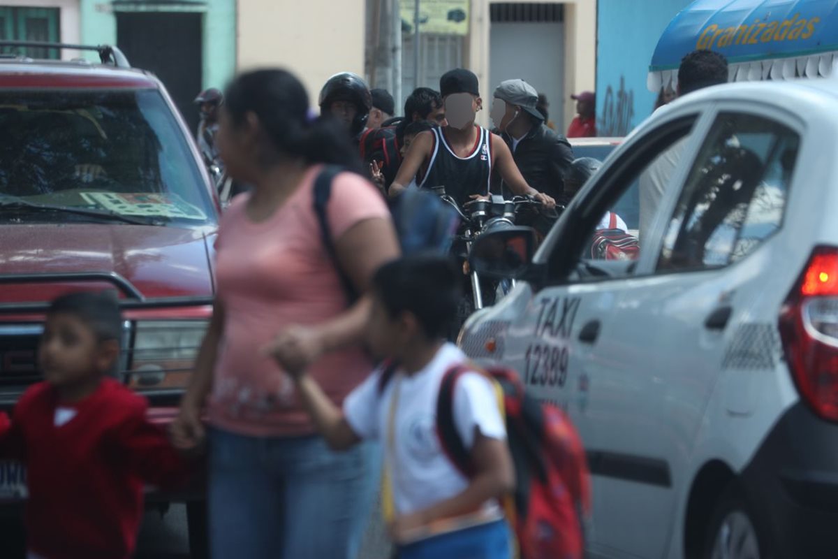 La presencia de jóvenes con aspecto de pandilleros preocupa a vecinos de la zona 1. (Foto Prensa Libre: Paulo Raquec)