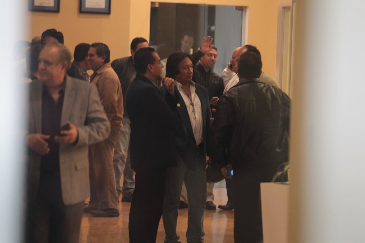 Unos 26 asambleístas estuvieron presentes en la reunión realizada en CDAG. (Foto Prensa Libre: Norvin Mendoza).
