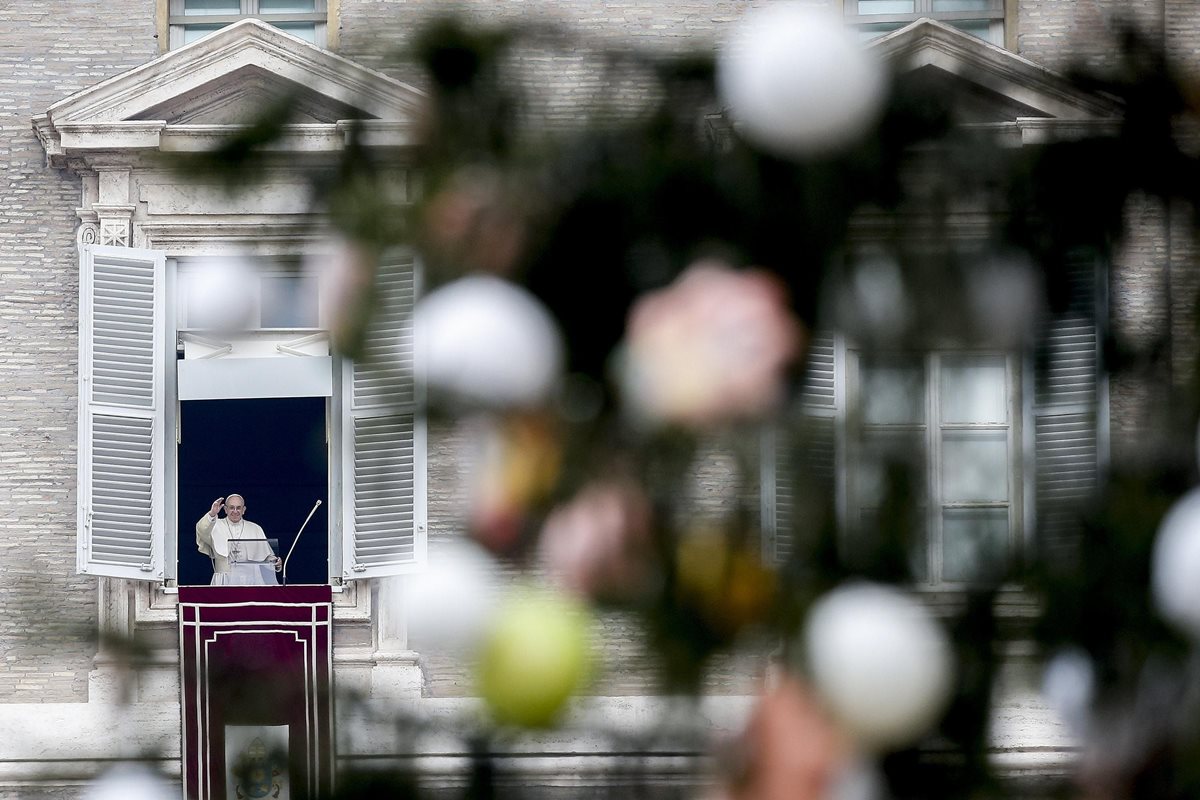 El Papa Francisco durante su oración del Ángelus en la Plaza de San Pedro en el Vaticano, el 31 de diciembre de 2017. (Foto Prensa Libre: EFE)