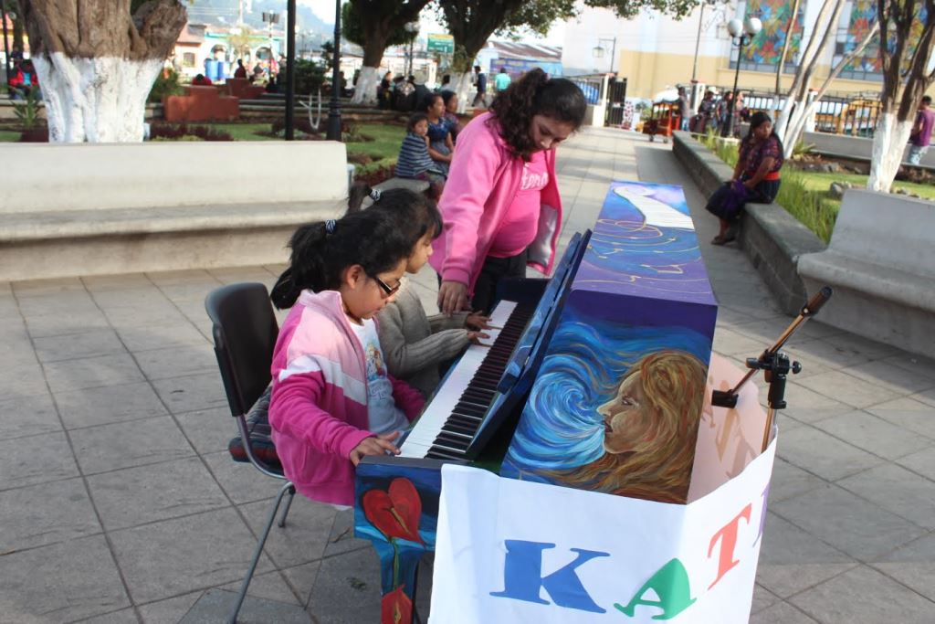 Niños conocen acerca del piano en el parque de la cabecera de Sololá. (Foto Prensa Libre: Édgar Sáenz)