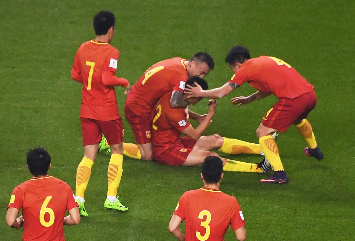 Jugadores de la selección de China festejan al concluir el encuentro frente a Corea del Sur. (Foto Prensa Libre: AFP)